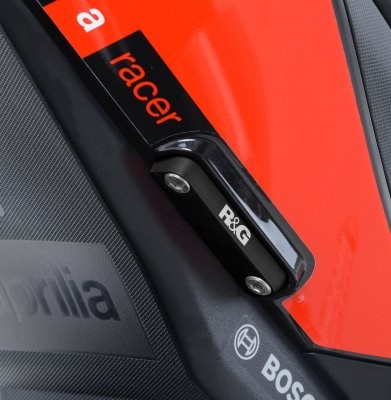 R&G Abdeckplatte für hinteren Soziusrasten Halter für die Aprilia RSV4 (all Modelle) '09- und Tuono